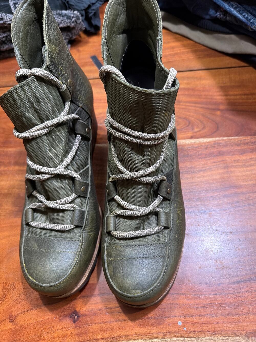 Sorel Sandy Wedge Leather Boots womens Tundra Olive Green Waterproof size 10